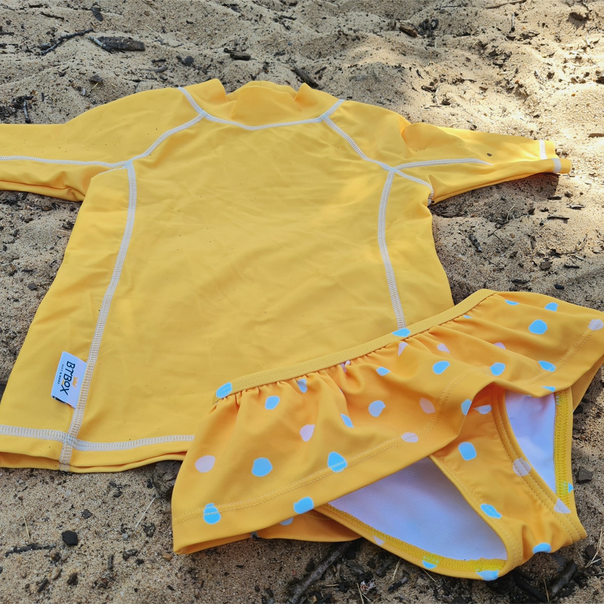 CAMISETA BTBOX UPF 50+ M/C LUNARES MOSTAZA 12-24 MESES